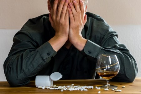 АНТИБИОТИЦИ И АЛКОХОЛ. ЗАЩО НЕ ТРЯБВА ДА СЕ СМЕСВАТ?