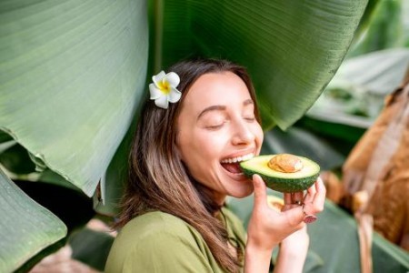 АВОКАДО КАЛОРИИ, ПОЛЗИ. КОЙ НЕ ТРЯБВА ДА ЯДЕ АВОКАДО?